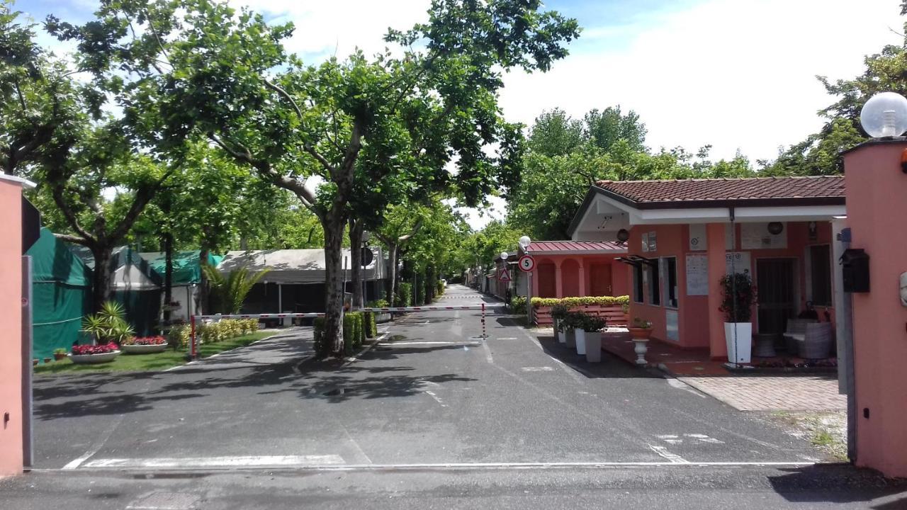 Camping Calatella Parco Di Vacanza Marina di Massa Exterior foto